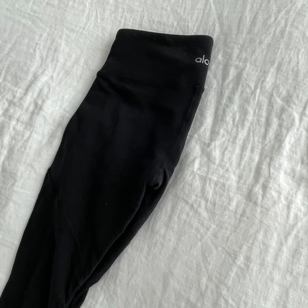 ALO Yoga Mid-Rise Goddess Leggings.